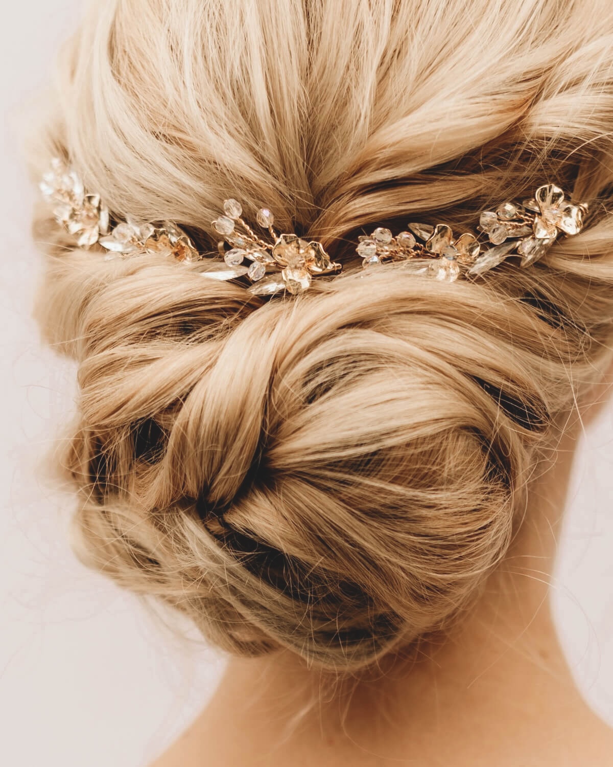 Sternenauge Glitzer Haarschmuck AMELIA mit Strass Zweigen und Kristallperlen in Brautfrisur