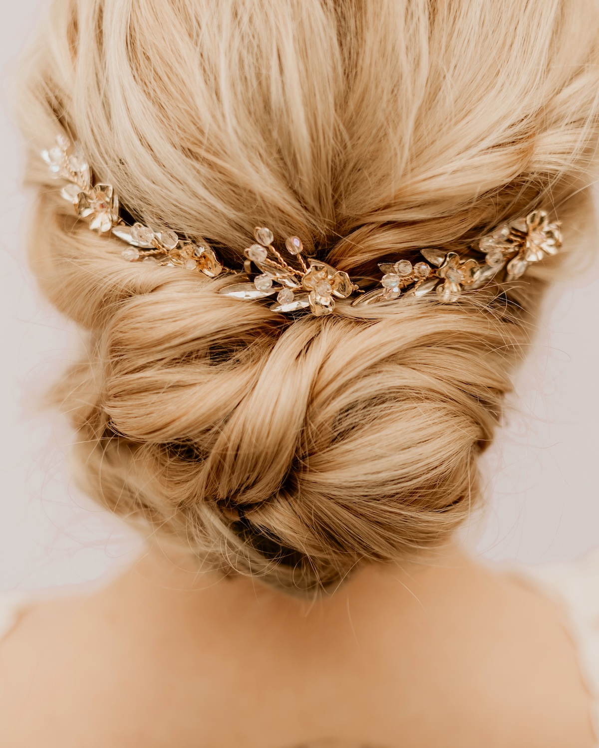 Haarschmuck AMELIA mit Strass Details in Hochzeitsfrisur