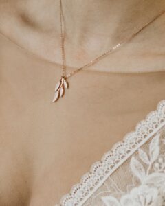 Halskette-FIONA-im-Vintage-Stil-mit-Blatt-Anhaenger-Sternenauge