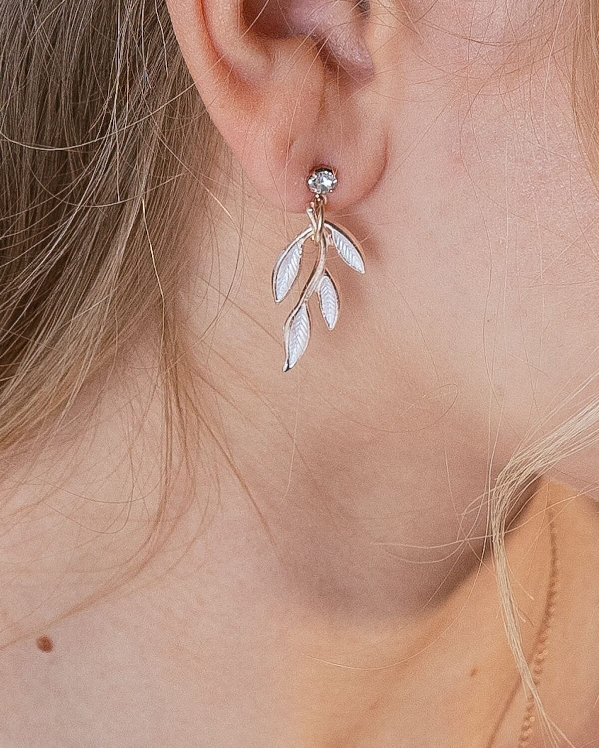 Sternenauge Detailansicht Ohrringe FIONA roségoldfarben mit Blatt Design