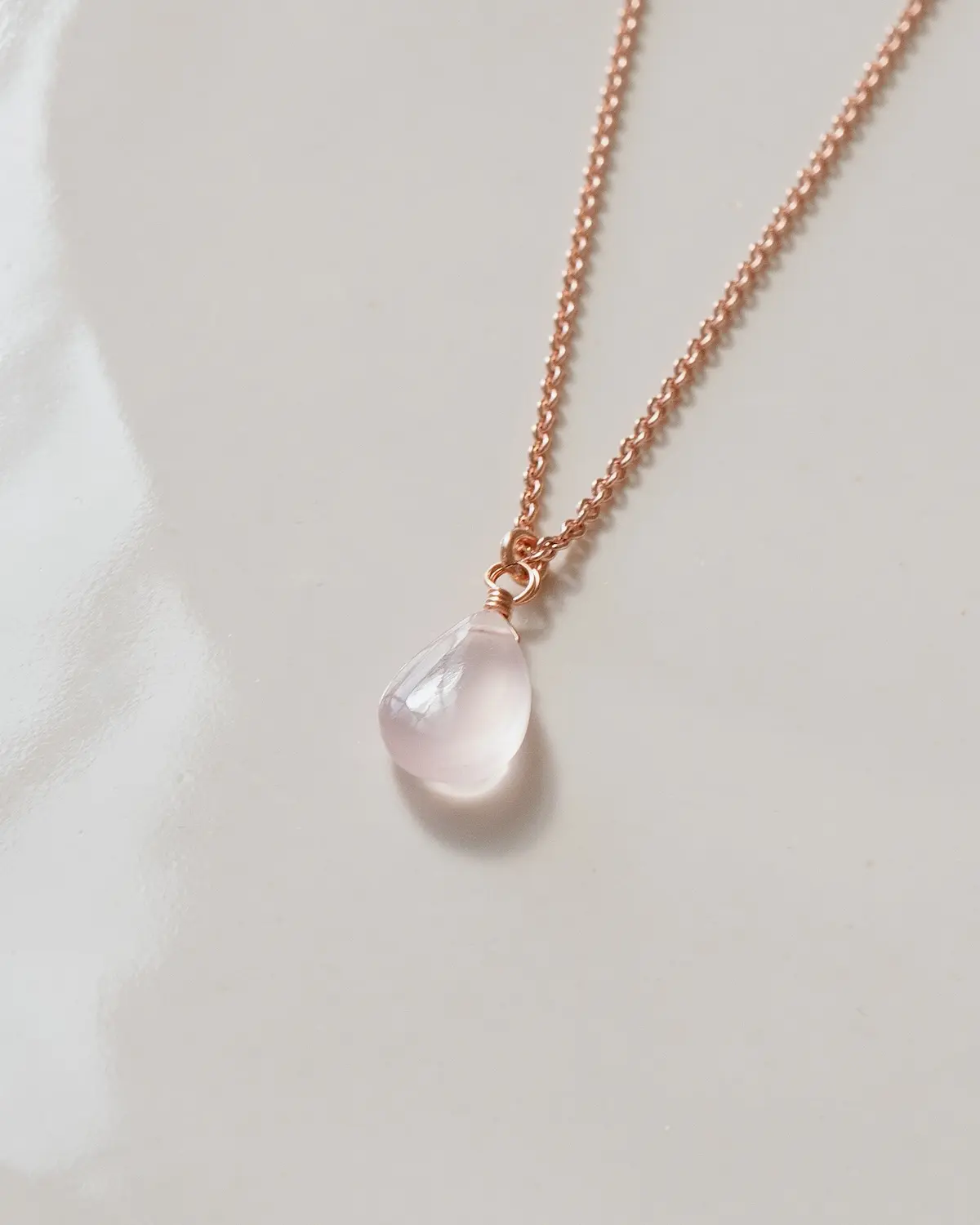 Detailfoto Rosenquarz Halskette ROSIE aus 925 Sterling Silber 18K rosรฉvergoldet, filigraner Brautschmuck von Sternenauge