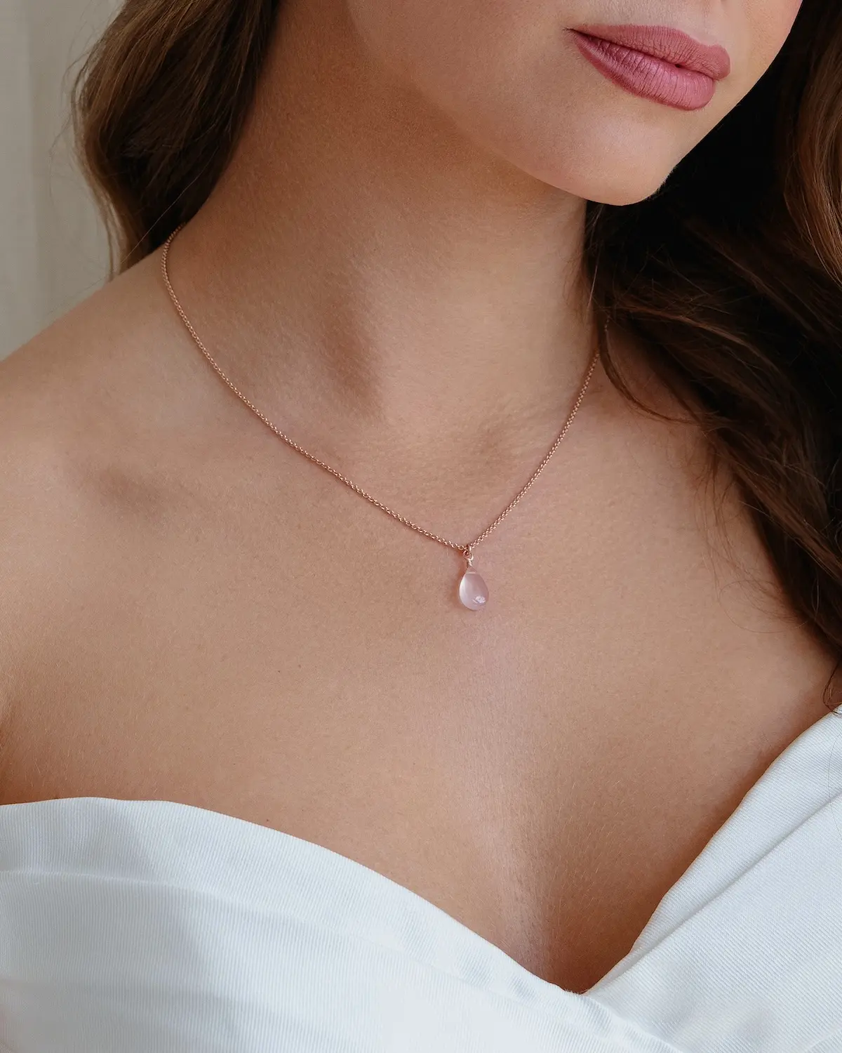 ROSIE Halskette aus 925 Sterling Silber 18K mit tropfeiförmigen Rosenquarz-Anhänger, perfekt für elegante Brautlooks