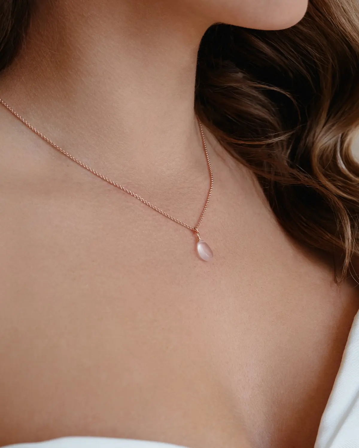 Rosenquarz-Kette ROSIE aus 925 Sterling Silber mit 18K Rosรฉvergoldung, perfekt fรผr die Braut