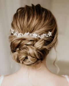 Blumen-Haarschmuck-EBBIE-mit-weißen-Blueten-Sternenauge