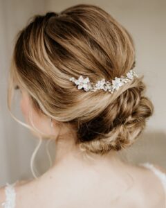 Haarschmuck-mit-Blumen-EBBIE-in-Brautfrisur-Sternenauge