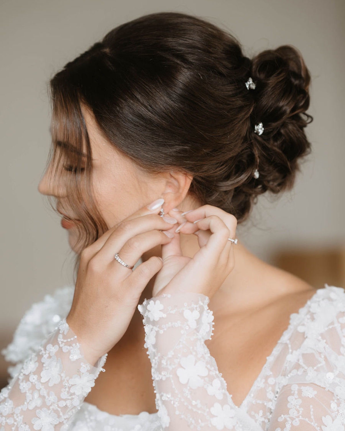Braut beim Getting Ready Hochzeit