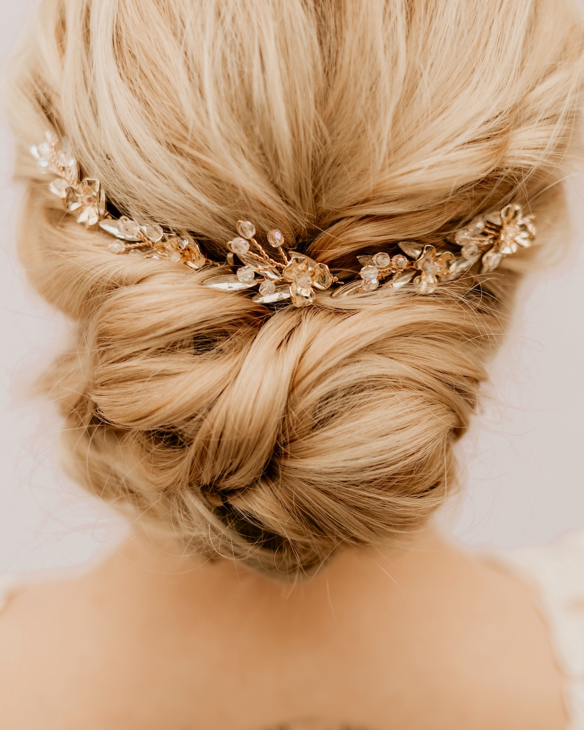 Haarschmuck mit Glitzer in Brautfrisur