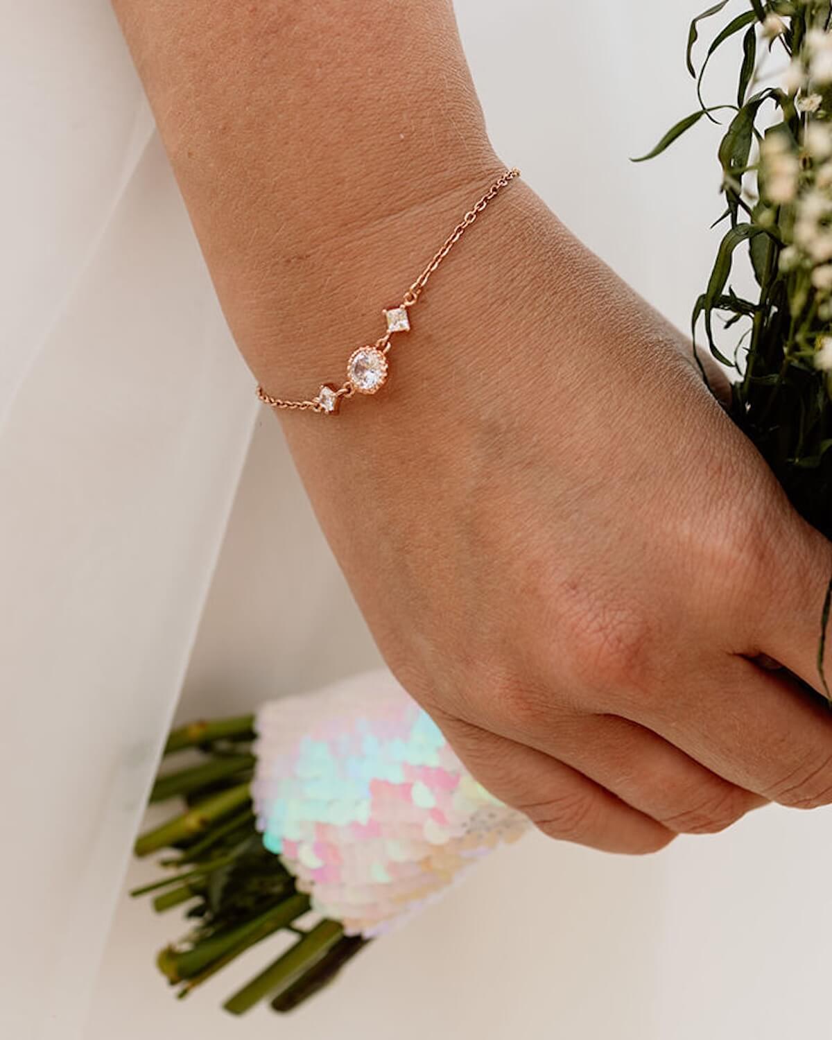 Sternenauge Armband mit Zirkonia Steinen am Handgelenk der Braut