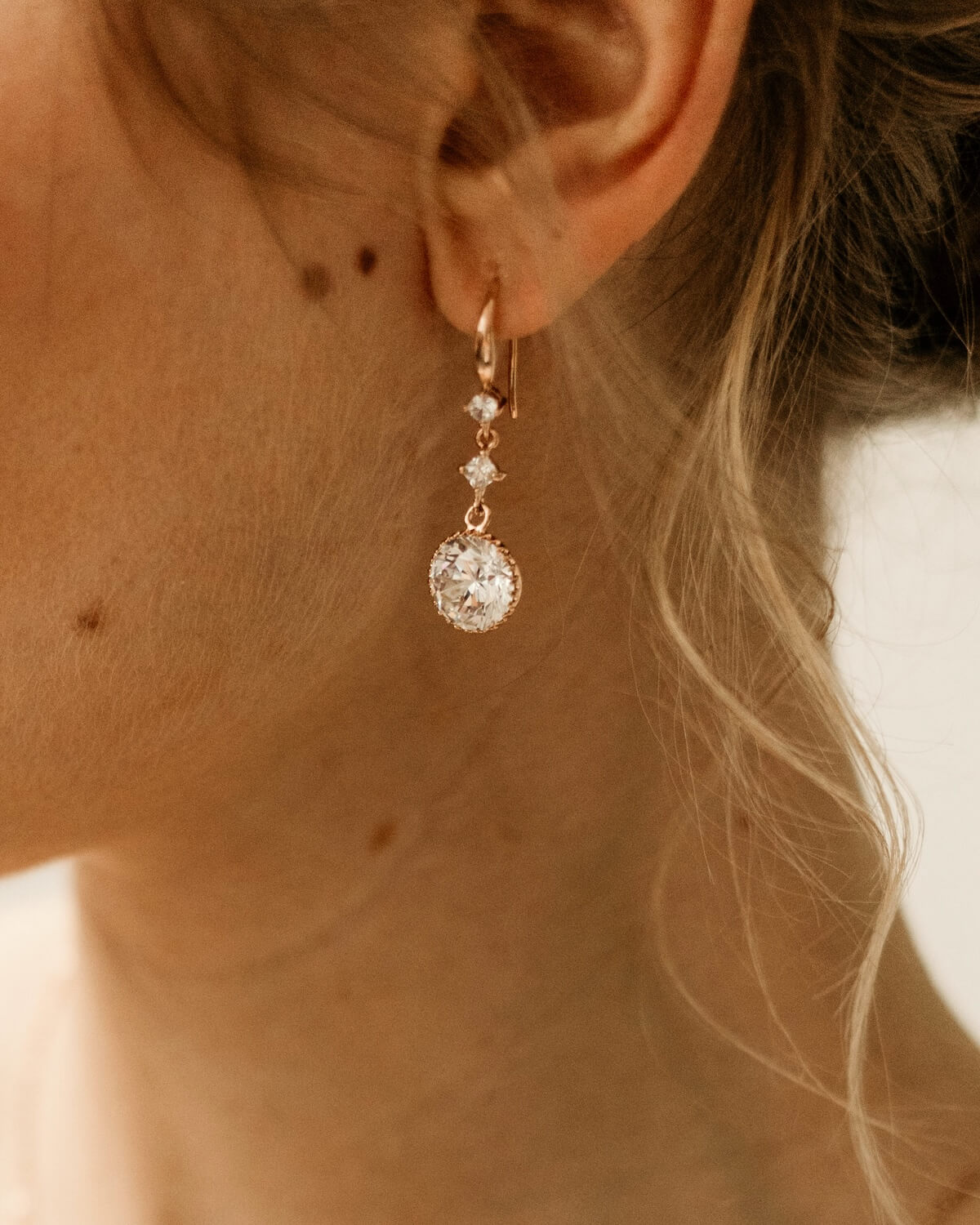 Sternenauge Detailfoto Ohrringe lang AURELIA mit funkelnden Zirkonia Steinen