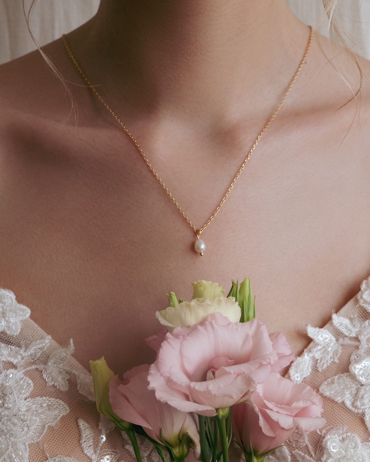 Perlenkette Hochzeit zum Brautkleid mit Blumen