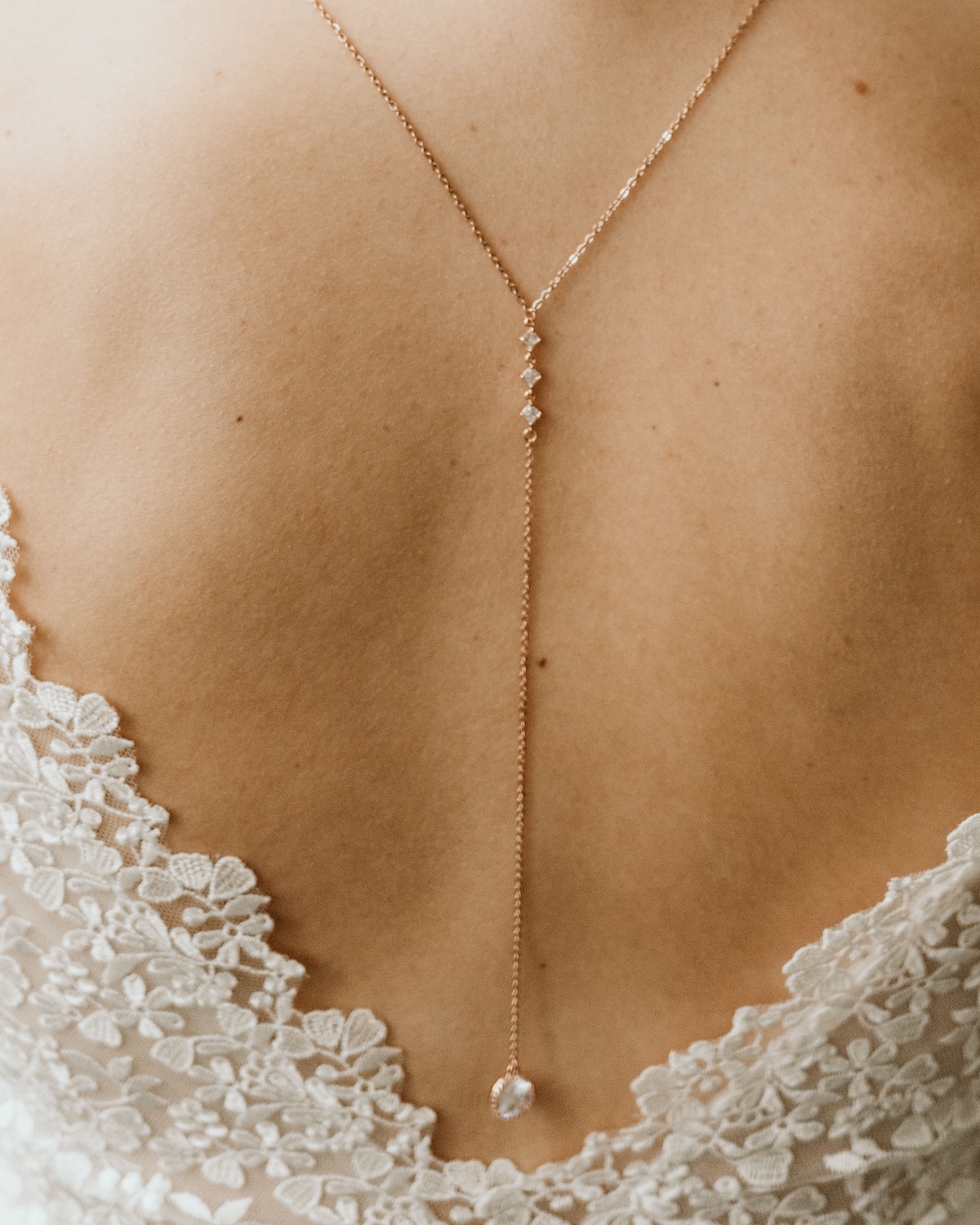 Rueckenkette-AURELIA-mit-Zirkonia-zum-tiefen-Brautkleid-Ausschnitt-Sternenauge
