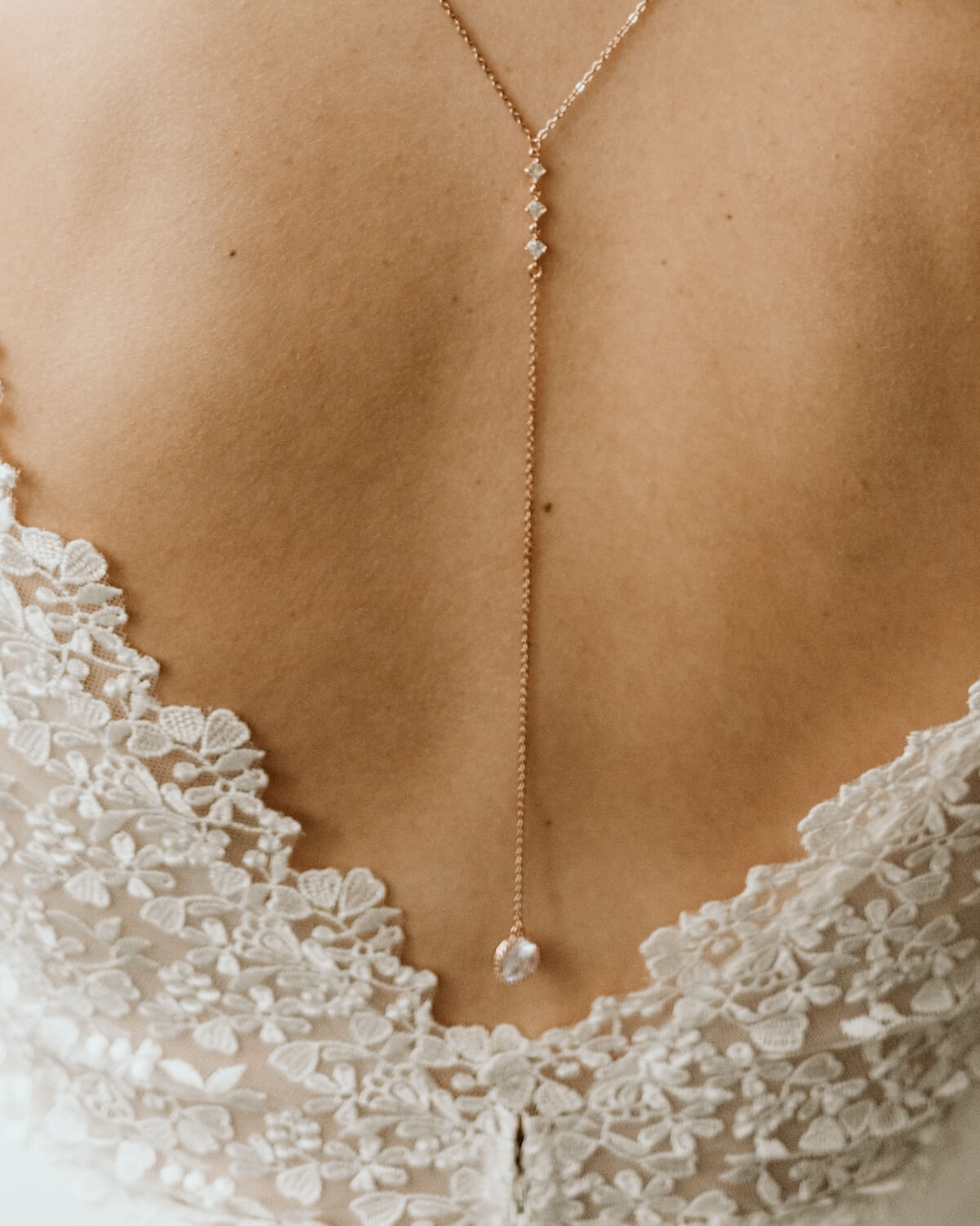 Sternenauge Zarte Zirkonia Rückenkette AURELIA zum tiefen Brautkleid Rückenausschnitt