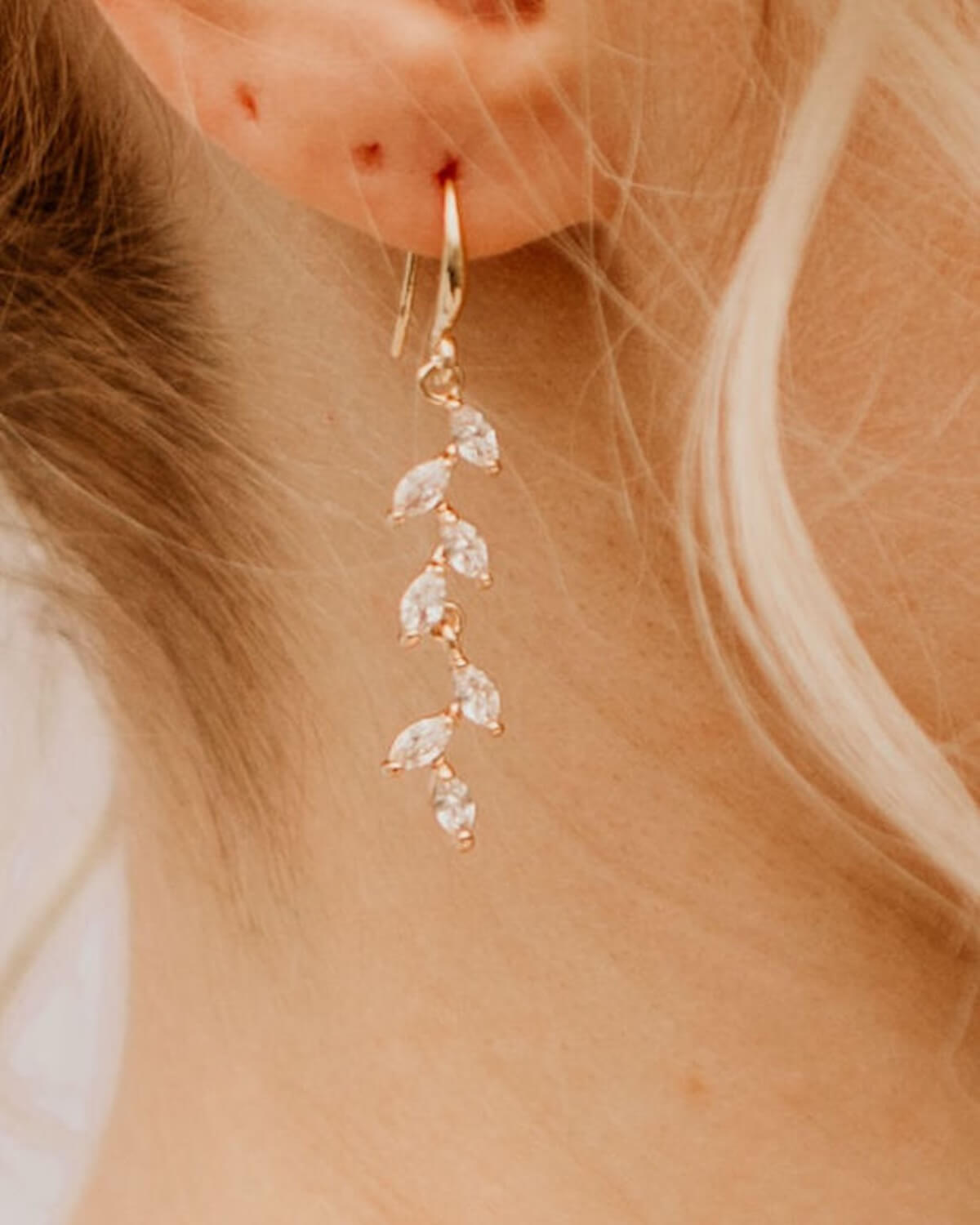 Sternenauge Blatt Ohrringe mit Zirkonia JASMIN Detailansicht am Ohr