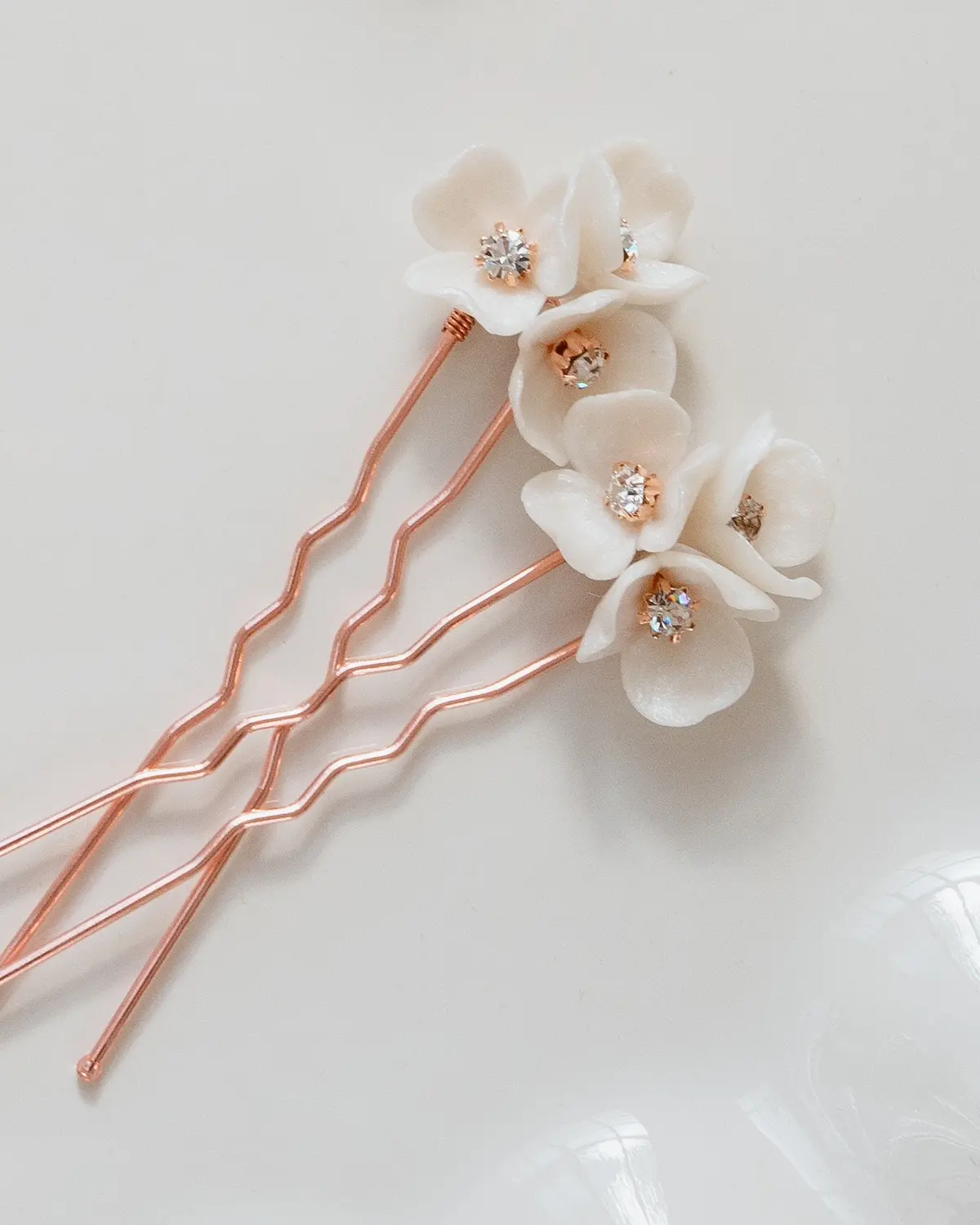 Brauthaarschmuck mit Blüten und Strass Steinen CLEO Haarnadel-Set in der Farbe Roségold für die Braut von Sternenauge