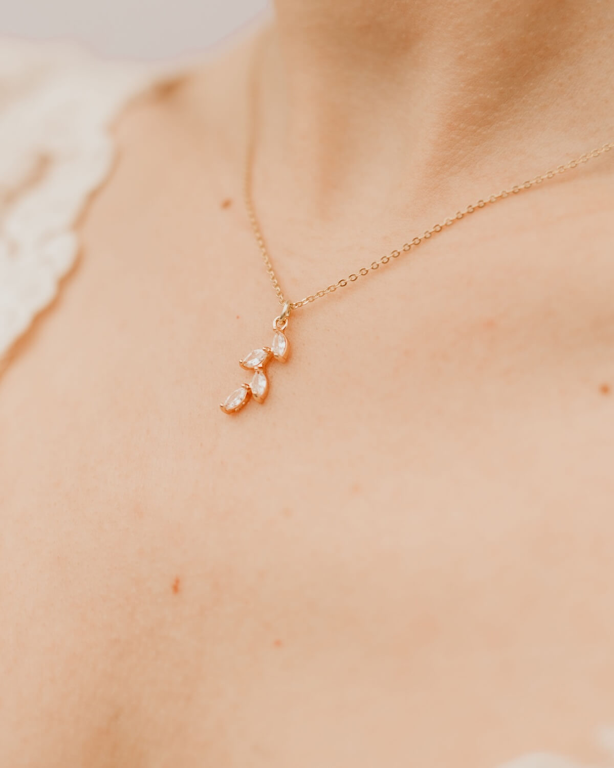 Sternenauge Halskett mit funkelndem Zirkonia Blatt Anhänger JASMIN