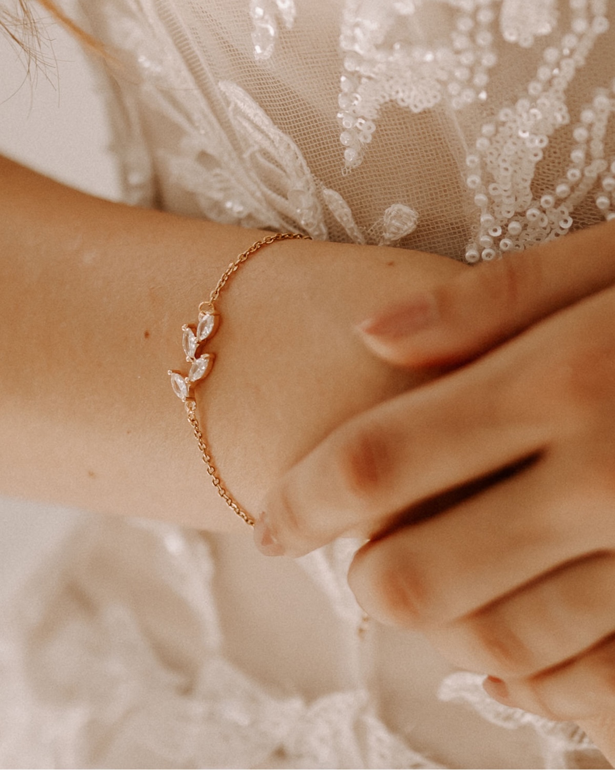 Armband mit Zirkonia Blatt Charm