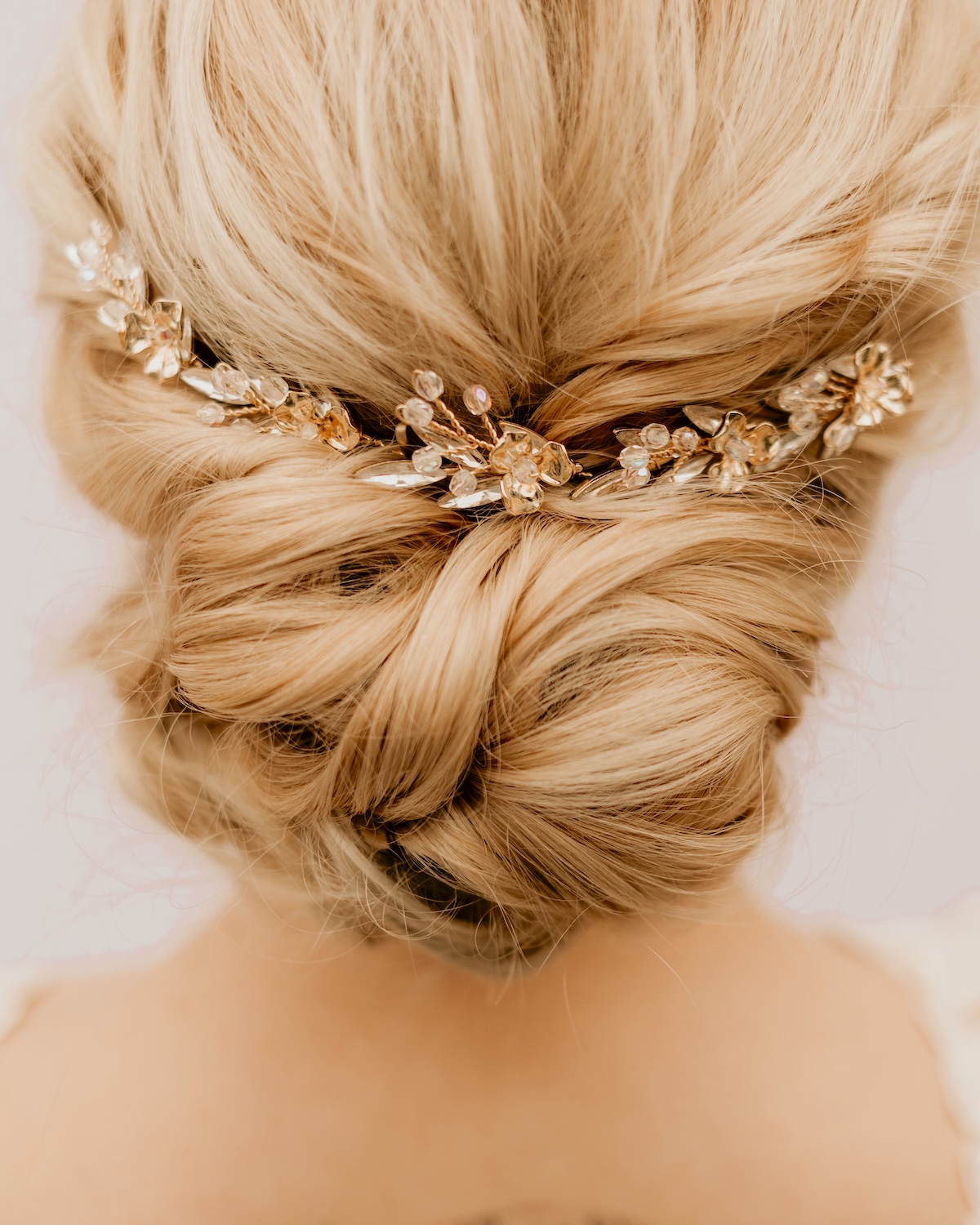 Passender Haarschmuck zu Hochzeitskette in Brautfrisur