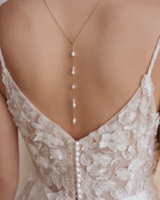 Rückenansicht Model mit Brautkleid Rückenkette Perlen MILA von Sternenauge