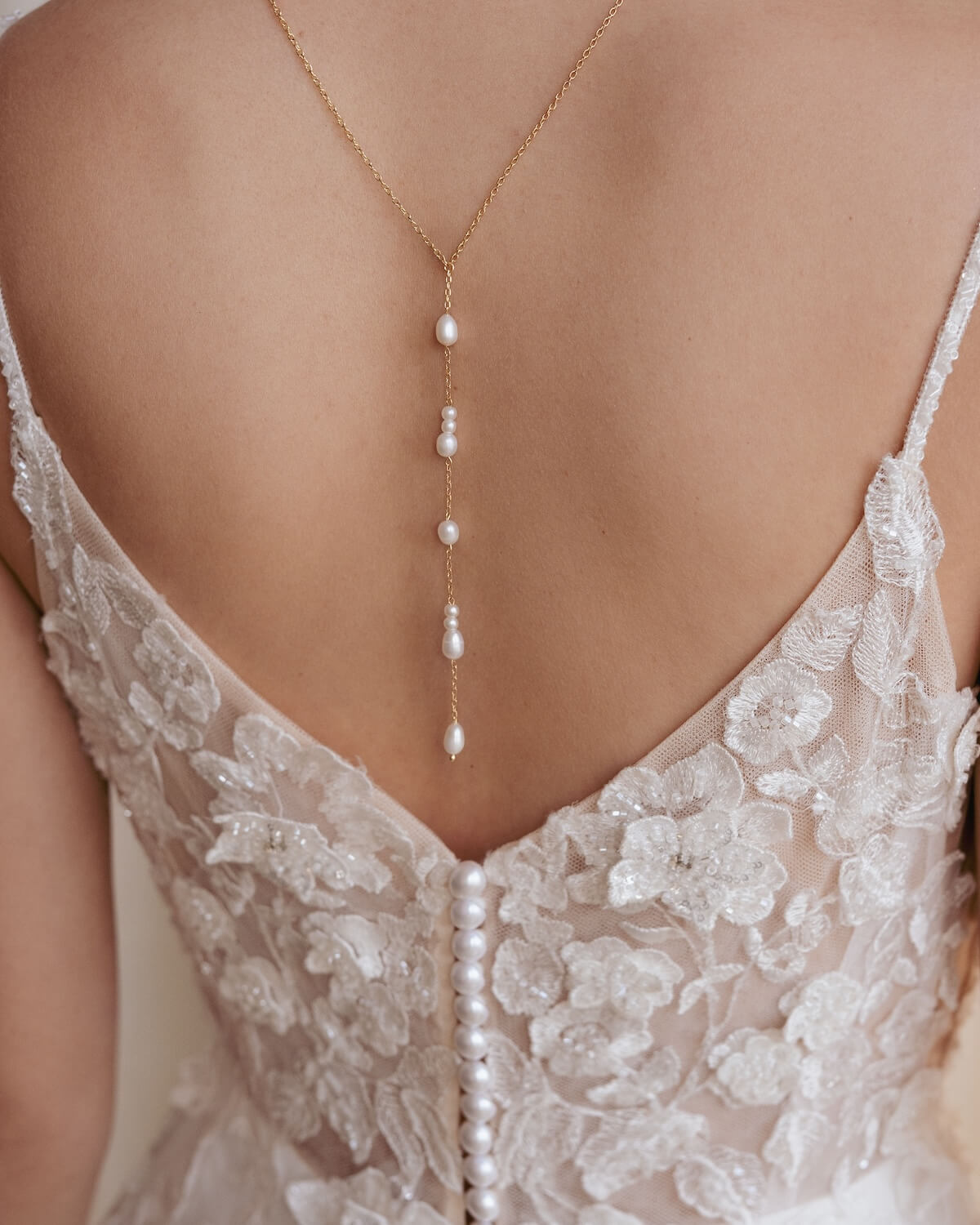 Rückenansicht Model mit Brautkleid Rückenkette Perlen MILA von Sternenauge