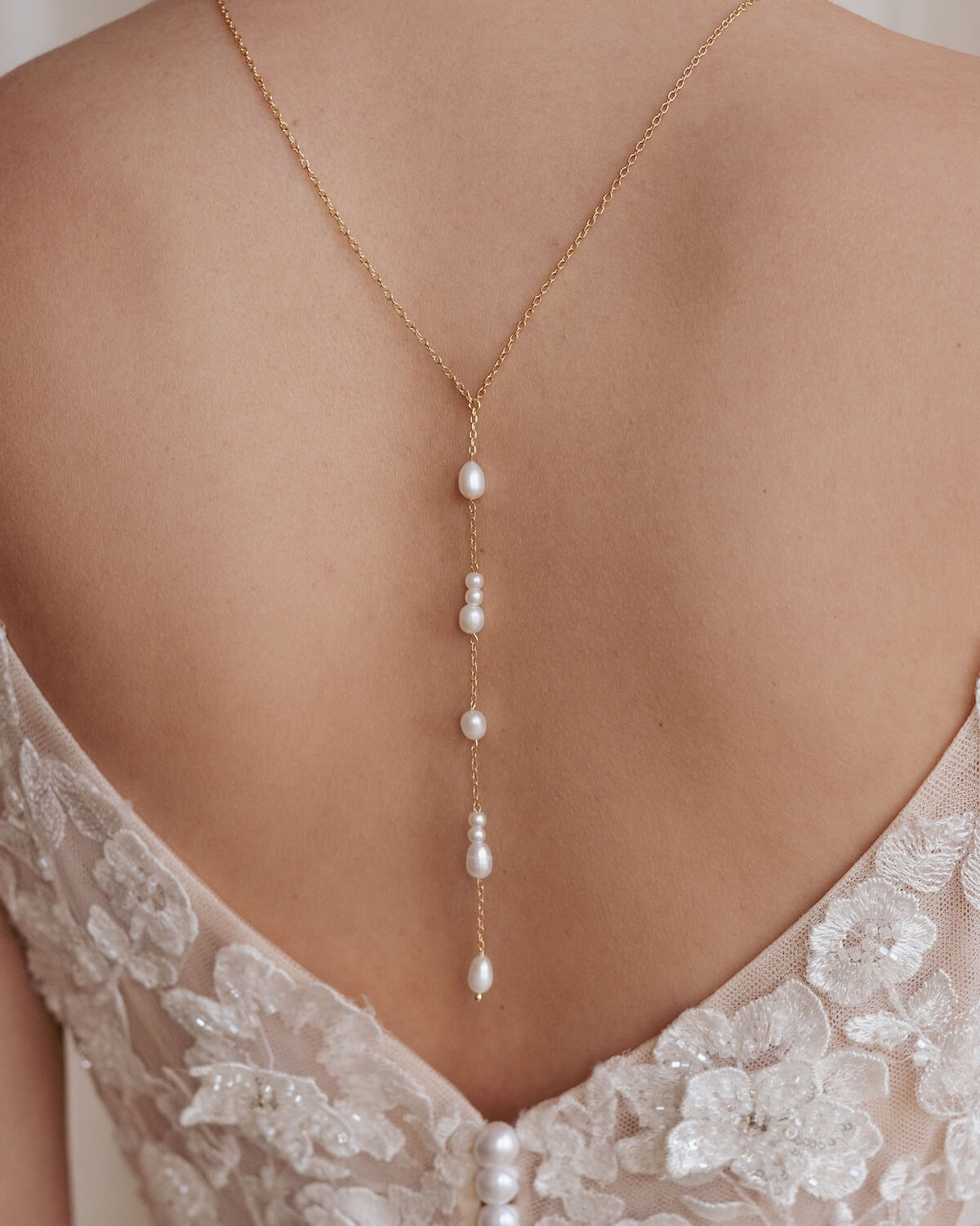 Sternenauge Braut R&uuml;ckenkette mit Perlen MILA zum Brautkleid mit tiefem R&uuml;ckenausschnitt