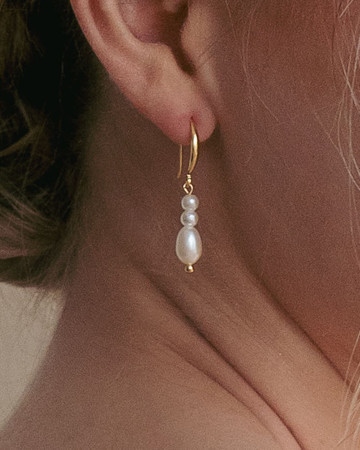 Sternenauge Detailaufnahme Perlen Ohrringe MILA am Ohr