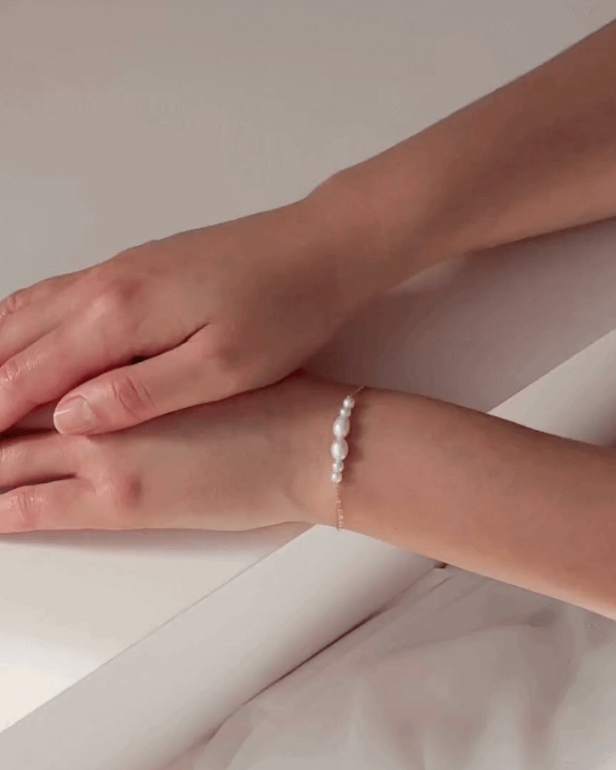 Titelbild Modelvideo Perlenarmkette MILA von Sternenauge