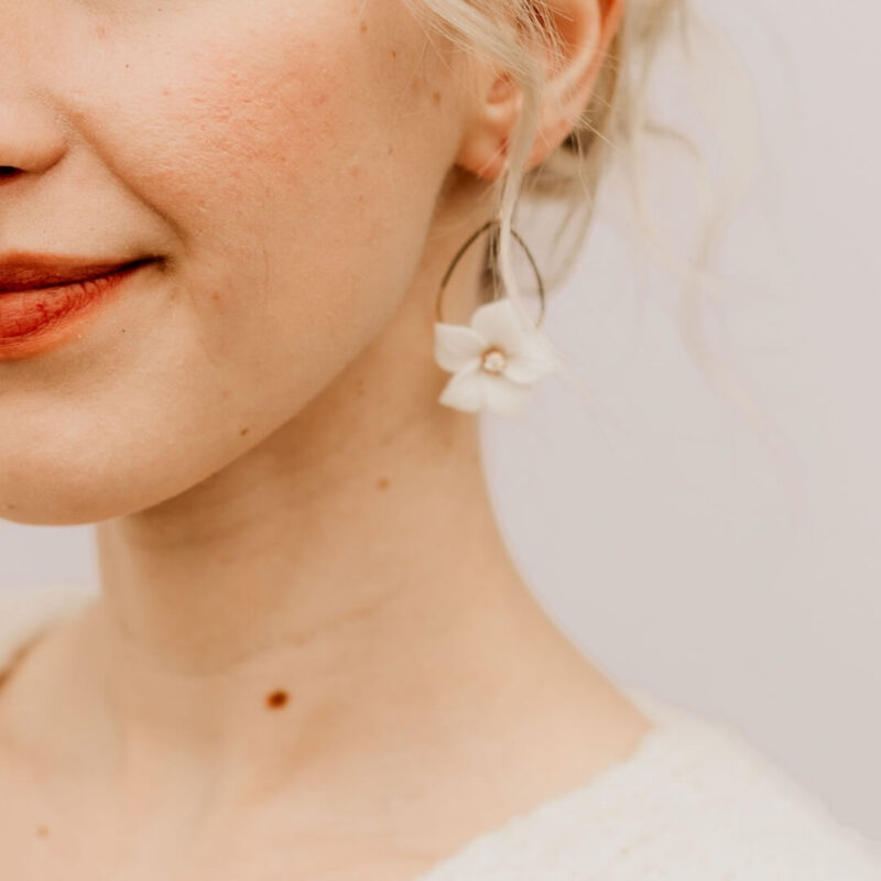 Eleganter Ohring für die Hochzeit mit Blume und Strass