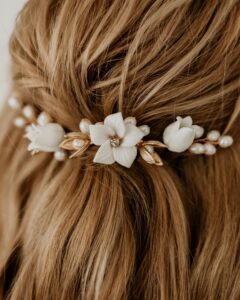 Keramikblumen-Haarkamm-COCO-Detailaufnahme-in-Brautfrisur