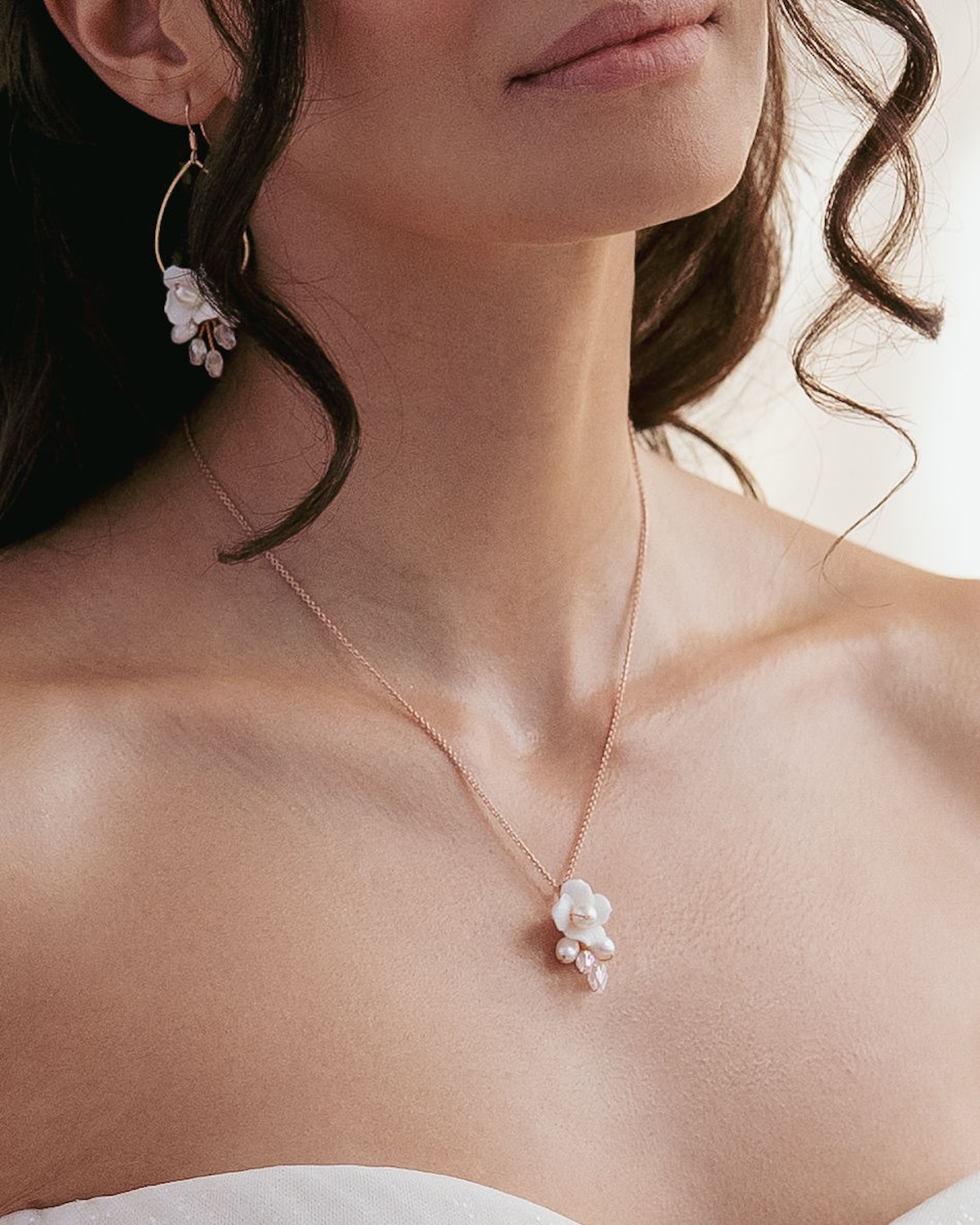 Braut trägt Blumenohrringe und passende Kette