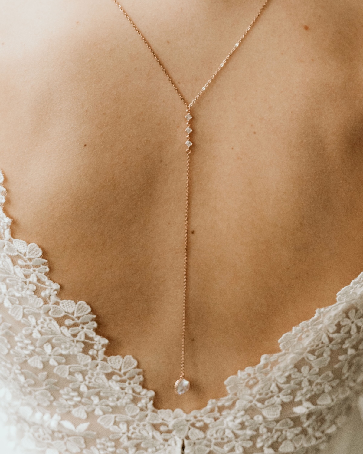 Rückenkette mit Zirkonia zu Brautkleid Ausschnitt