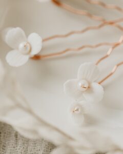 Detail-Haarnadeln-mit-Blumen-und-Perlen-EMILIA-Sternenauge