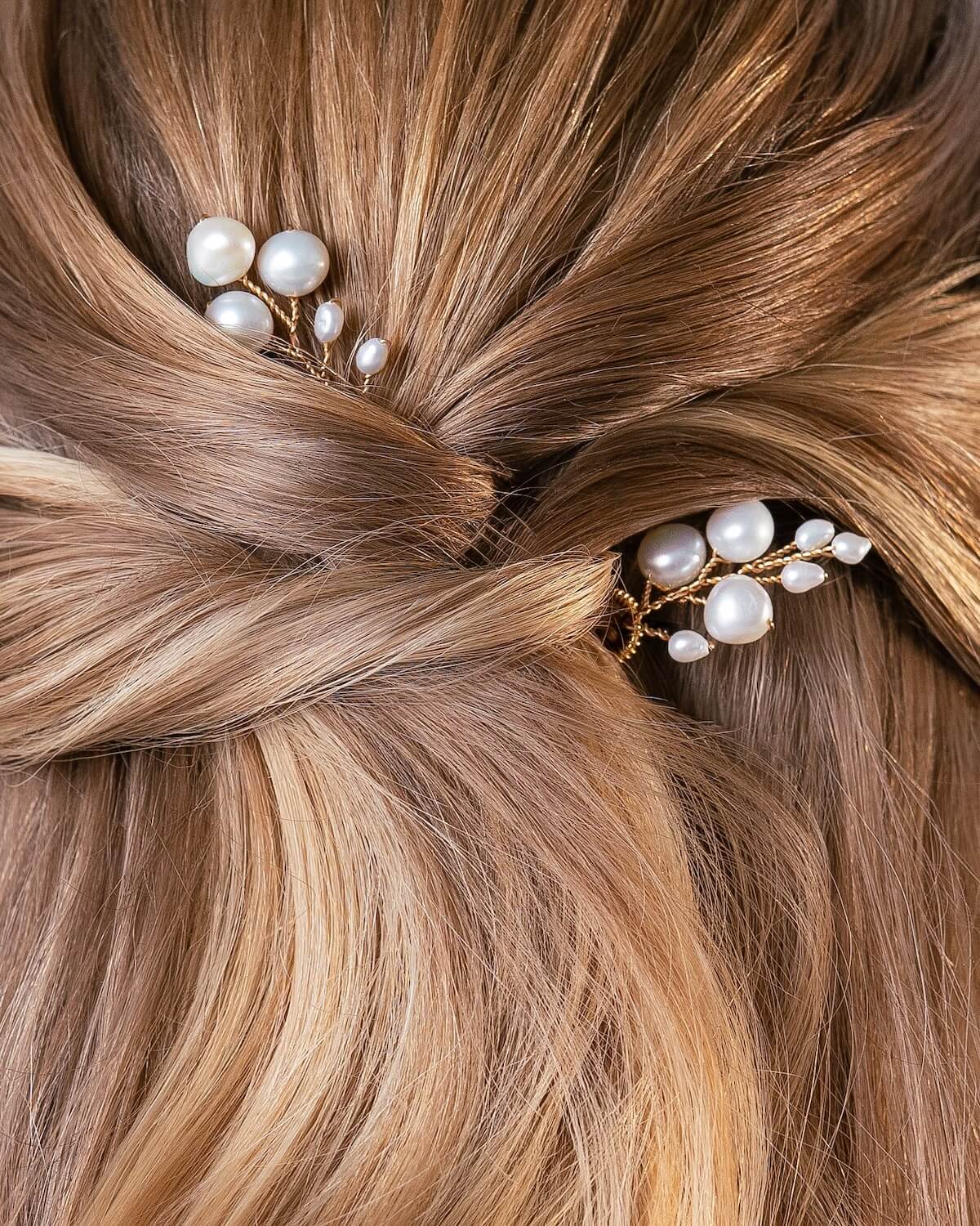 Detailaufnahme imn Brautfrisur Perlen Haarspangen LEONIE Sternenauge