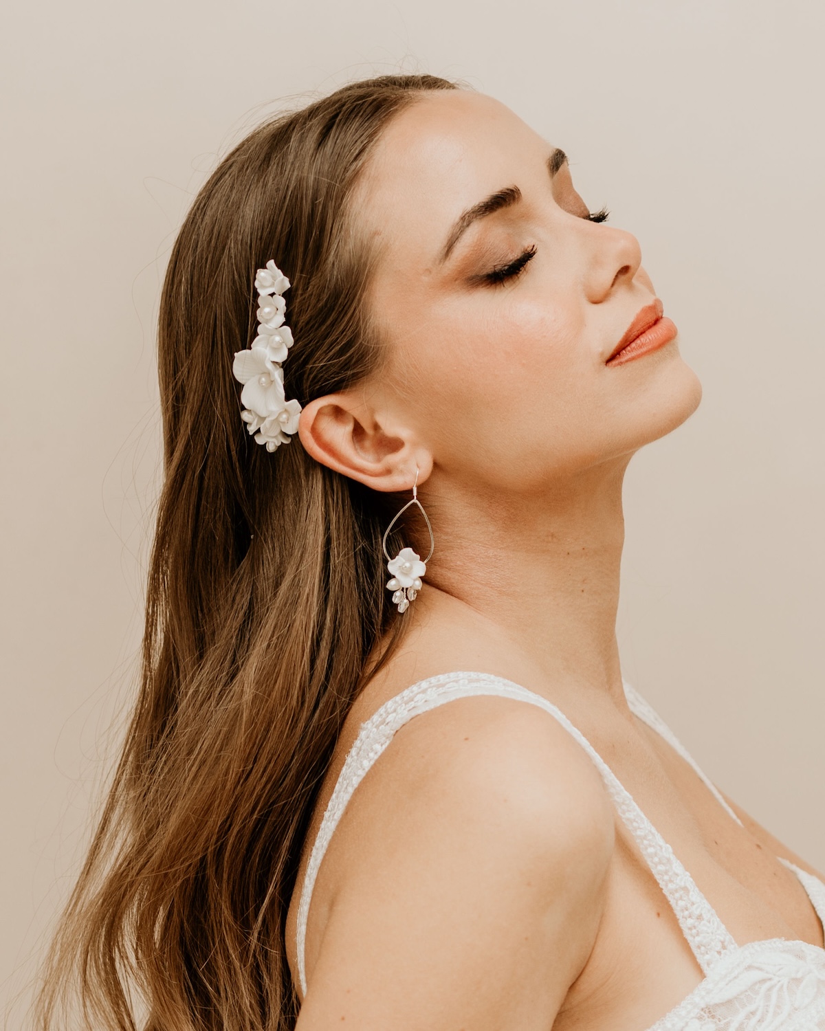 Kleiner-Blueten-Haarkamm-ALBA-Sternenauge-Haarschmuck-in-offener-Brautfrisur
