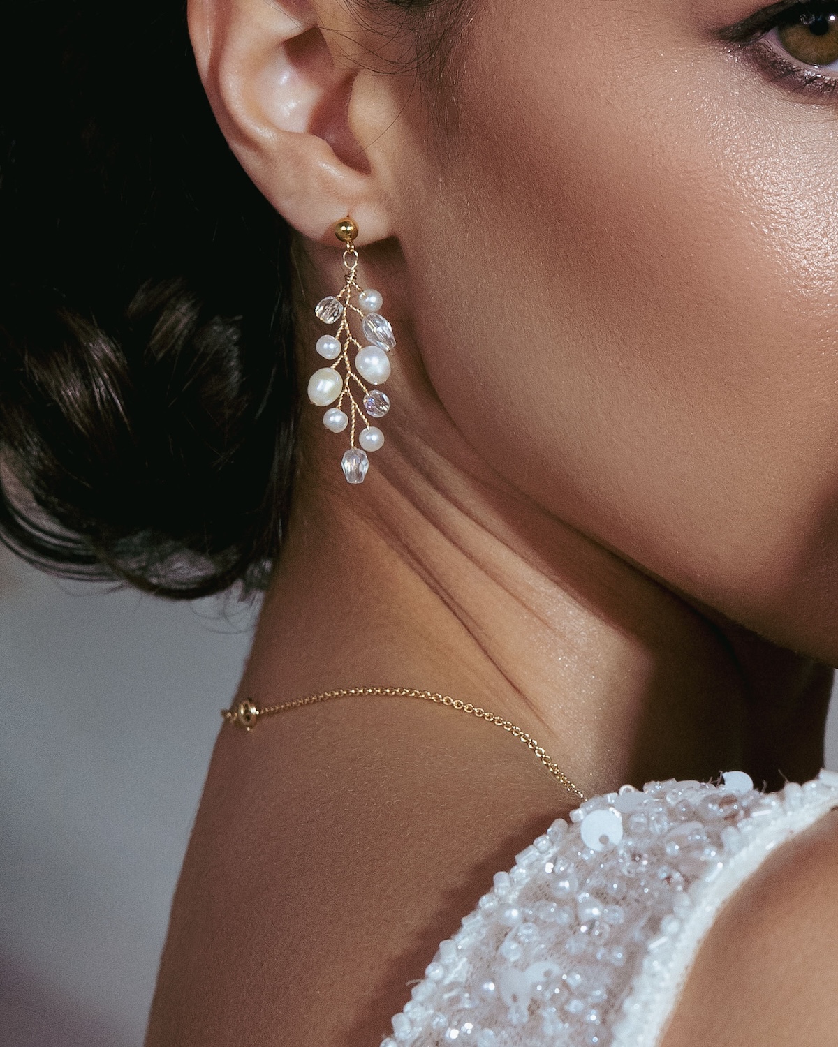 Braut Ohrringe Perlen ALEXIS in Farbton Gold am Model