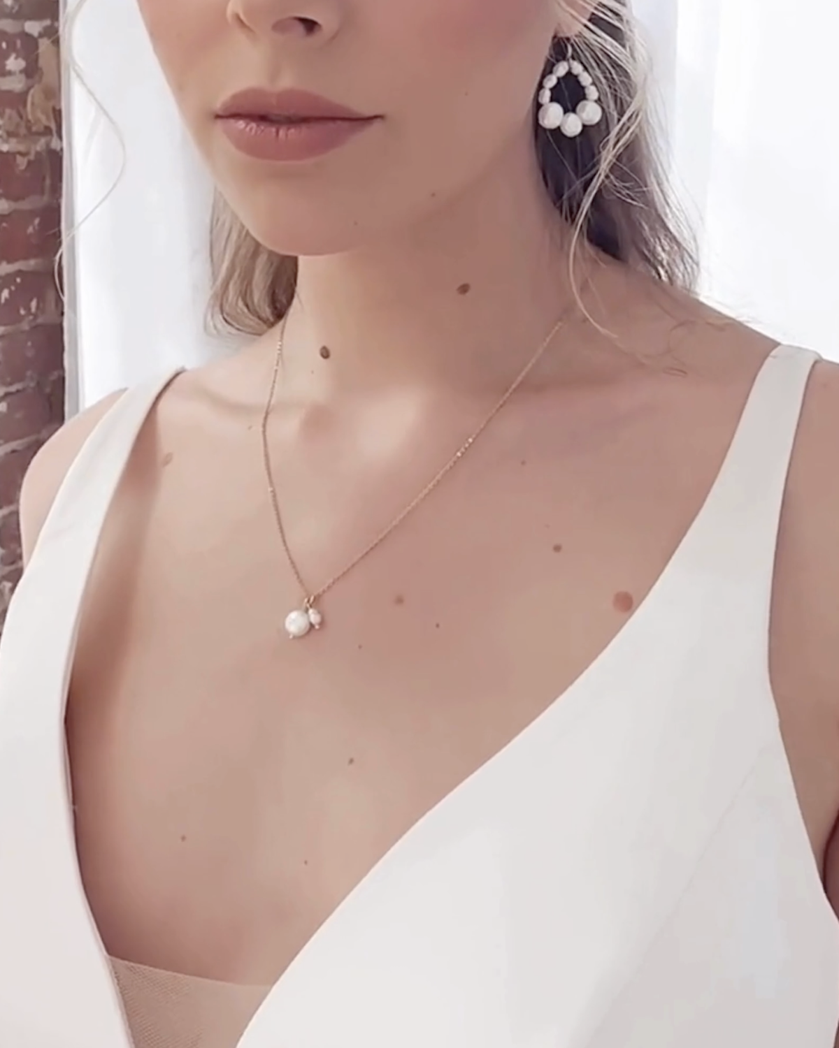 Titelbild Modelvideo LEONIE Süßwasserperlenkette von Sternenauge