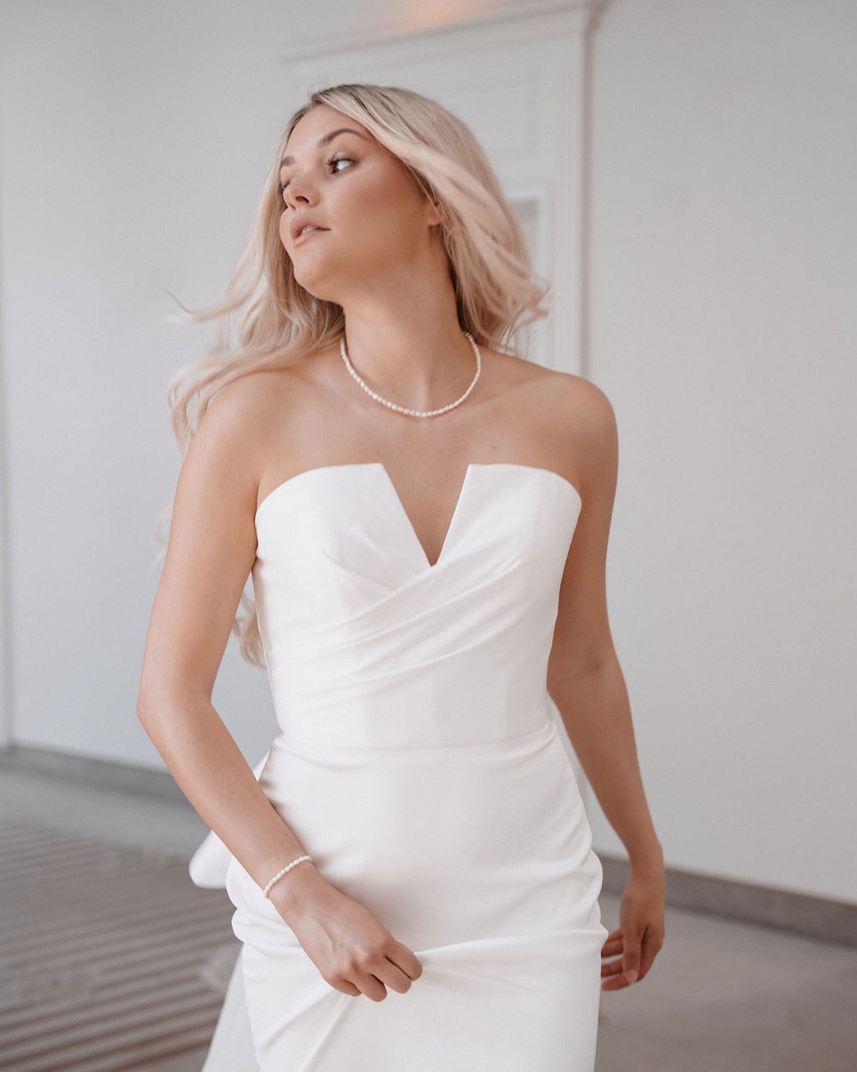 Braut mit elegantem Brautkleid trägt Kette mit Süßwasserperlen BEA von Sternenauge