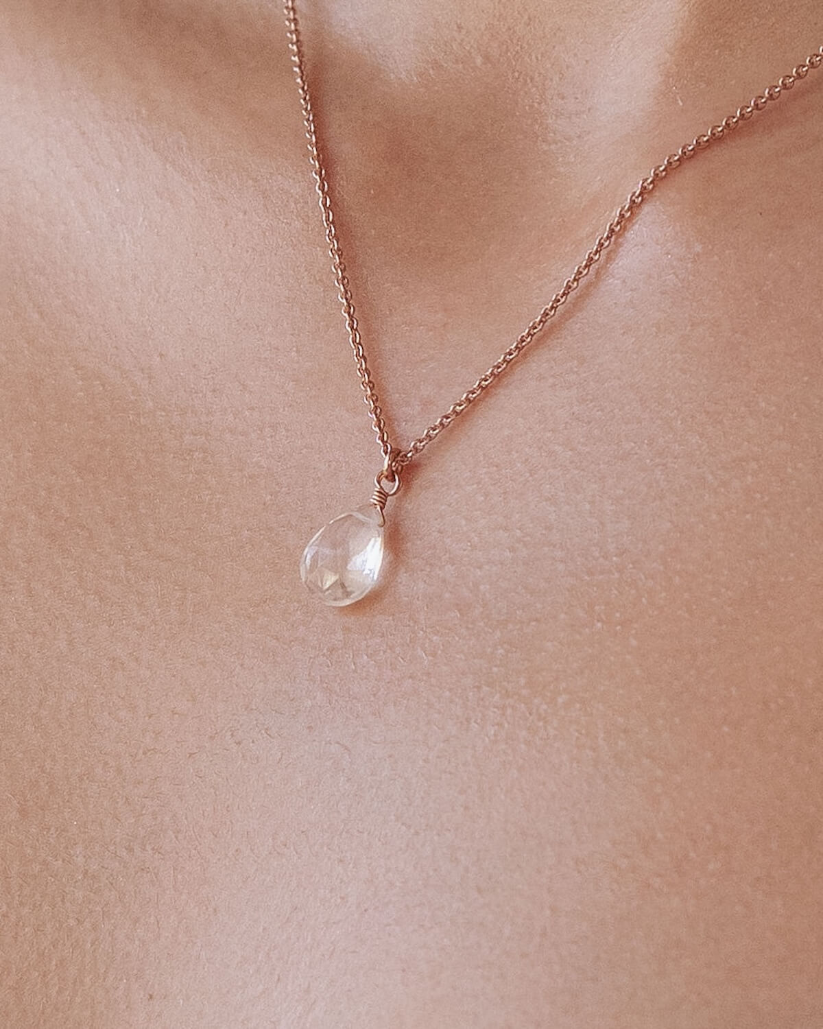 Sternenauge Detailansicht Halskette KYRA mit Quarz Kristall Anhänger