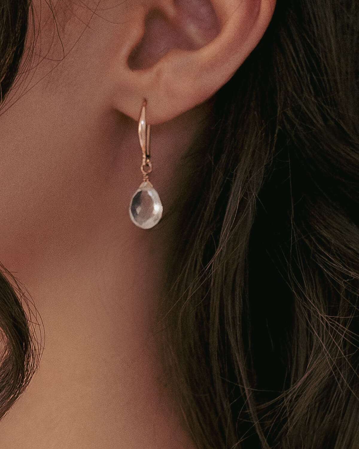 Sternenauge Detailansicht Ohrringe KYRA mit Quarz-Anhänger in Tropfenform