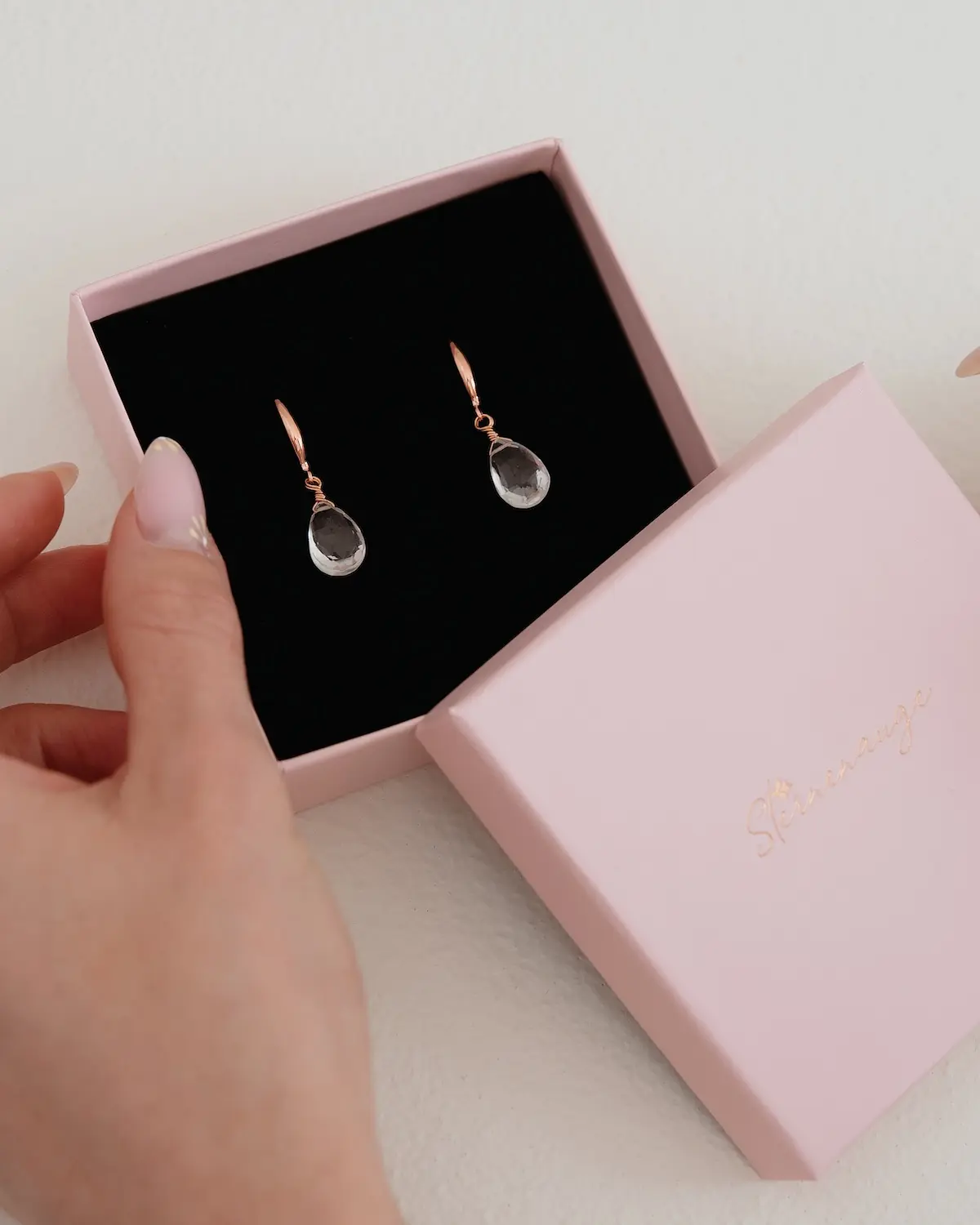 Edelstein-Ohrhänger mit Quarz, Modell KYRA aus 925 Sterling Silber 18K rosévergoldet, in rosafarbener Schmuckbox von Sternenauge