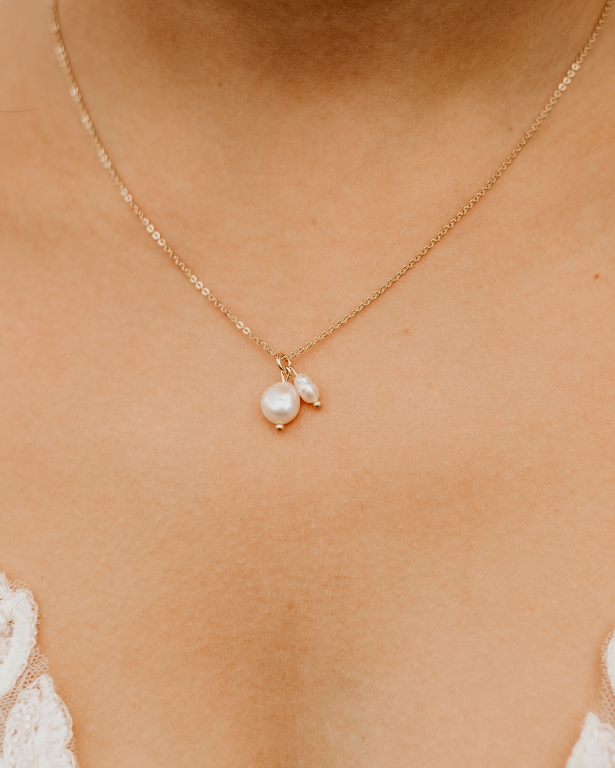Perlenkette mit kleiner und großer Süßwasserperle als Brautschmuck