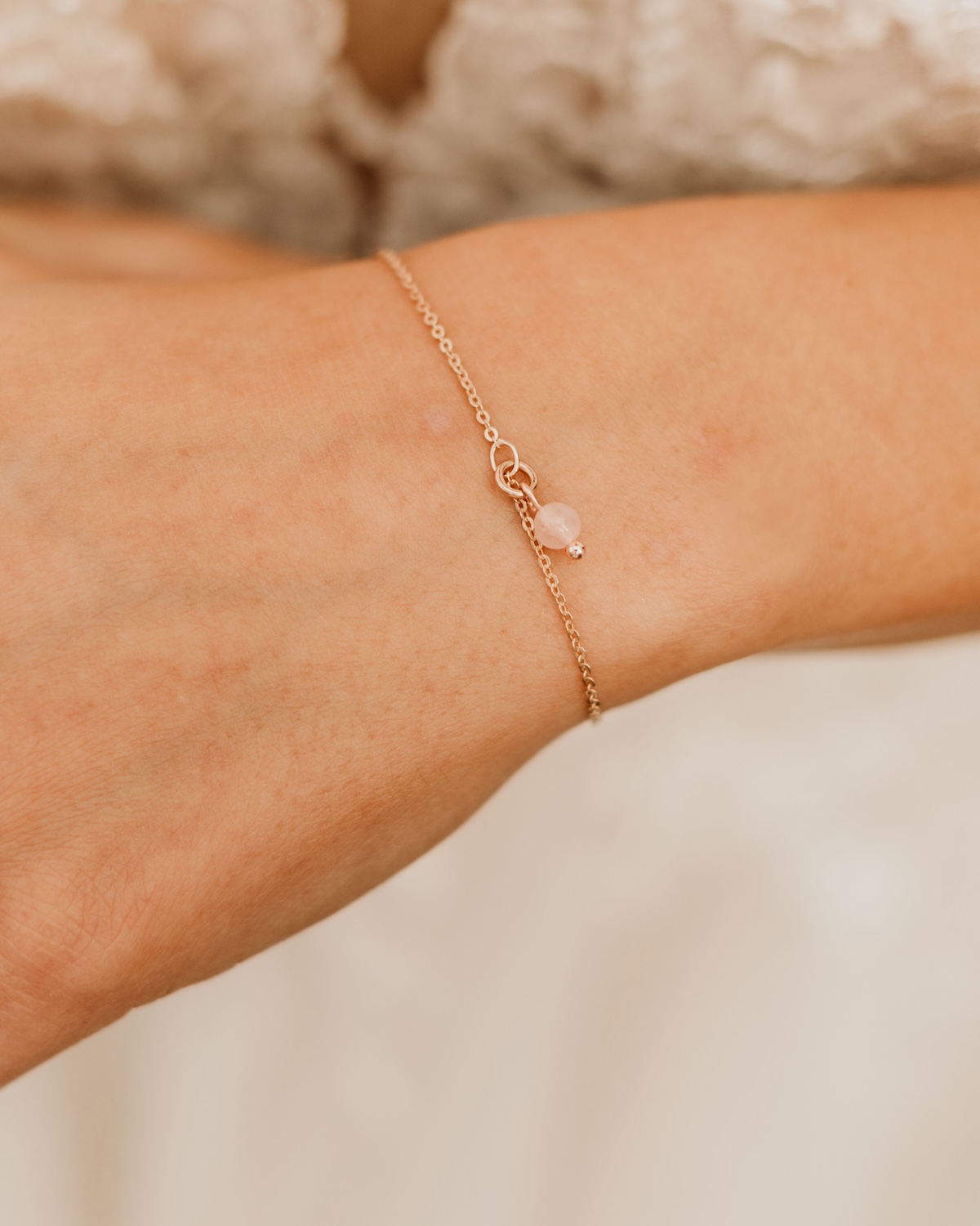 Armband mit kleiner Rosenquarz Perle