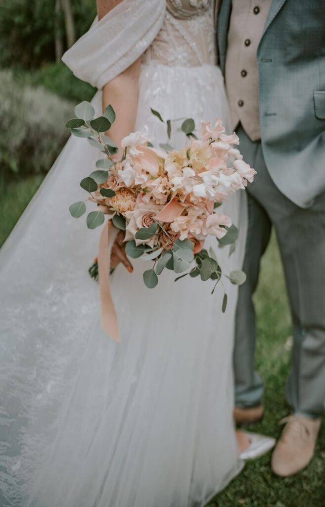 Zarter Blumenstrauß in Peach für die Hochzeit