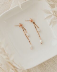 Perlenohrringe-JULIE-Rosegoldfarben-Flatlay-Sternenauge
