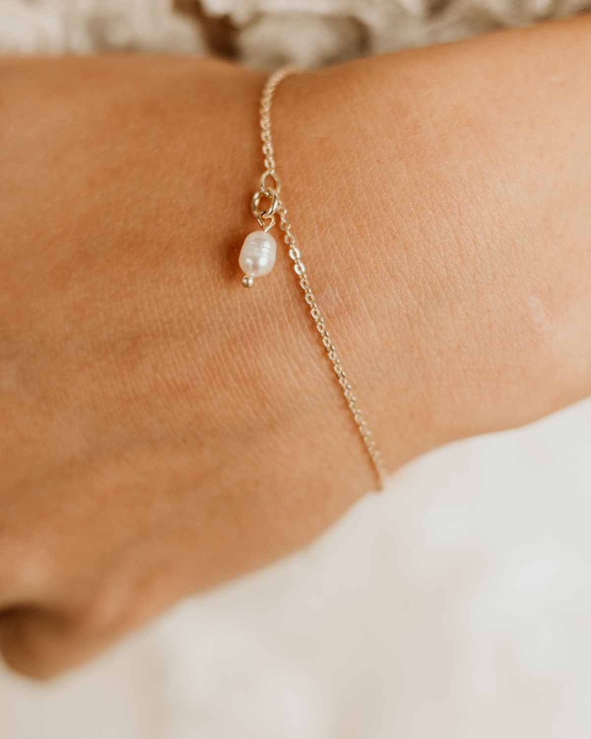Zartes Perlenarmband mit kleiner Perle am Handgelenk