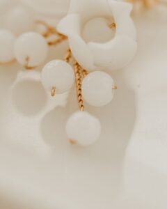 Detail-Ohrringe-mit-Perlen-und-Keramik-Blumen-YVETTE-Sterennauge