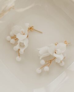 Flatlay-Ohrringe-YVETTE-mit-Blumen-und-Perlen-Sternenauge