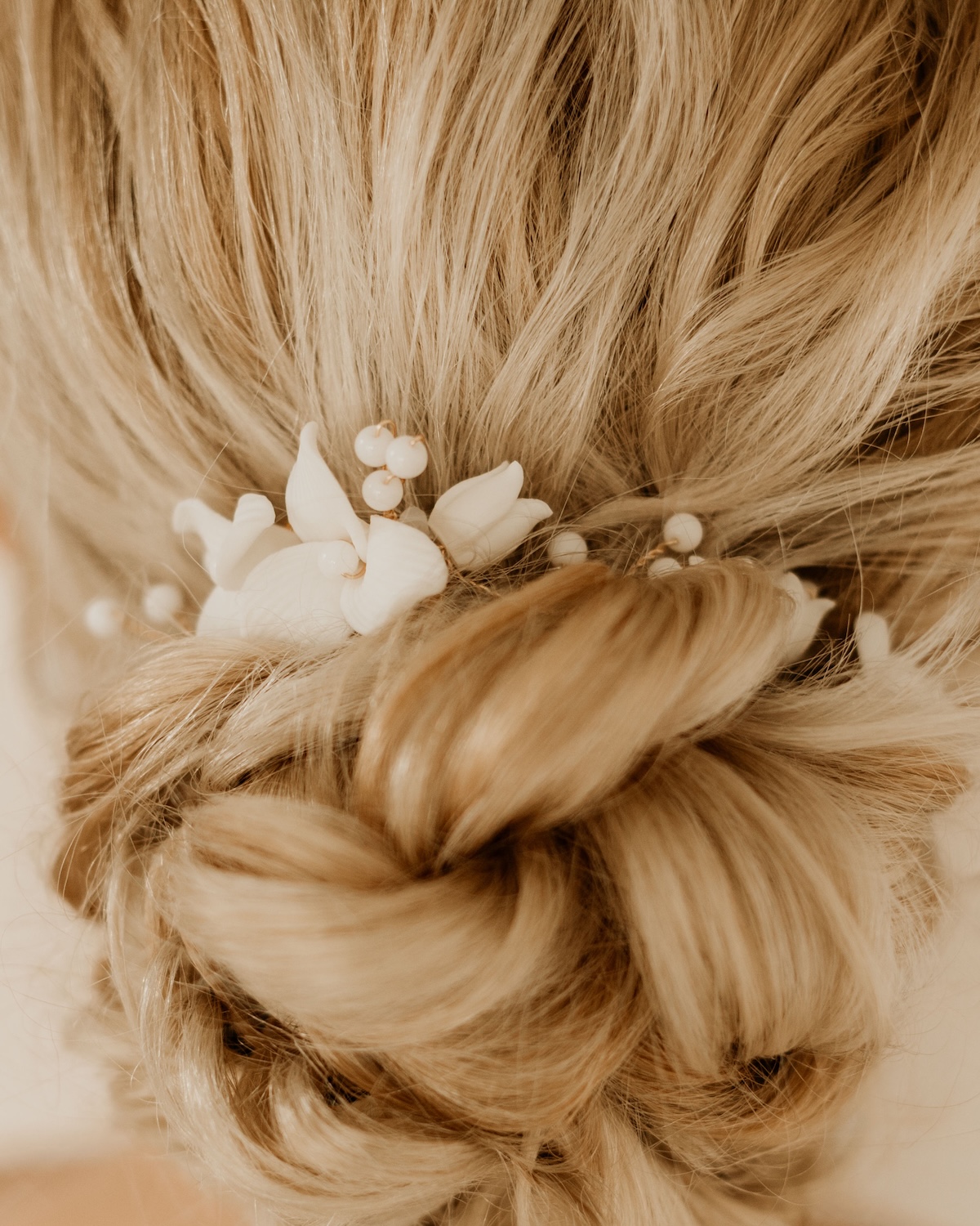 Grosser-Haarkamm-YVETTE-mit-Blumen-und-Perlen-in-Brautfrisur