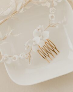 Grosser-Haarkamm-YVETTE-mit-Keramik-Blumen-und-Achat-Perlen-goldfarben-Sternenauge