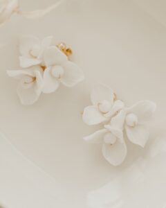 Ohrringe-mit-drei-Keramik-Blumen-und-Perlen-Goldfarben-Sterling-Silber-Sternenauge