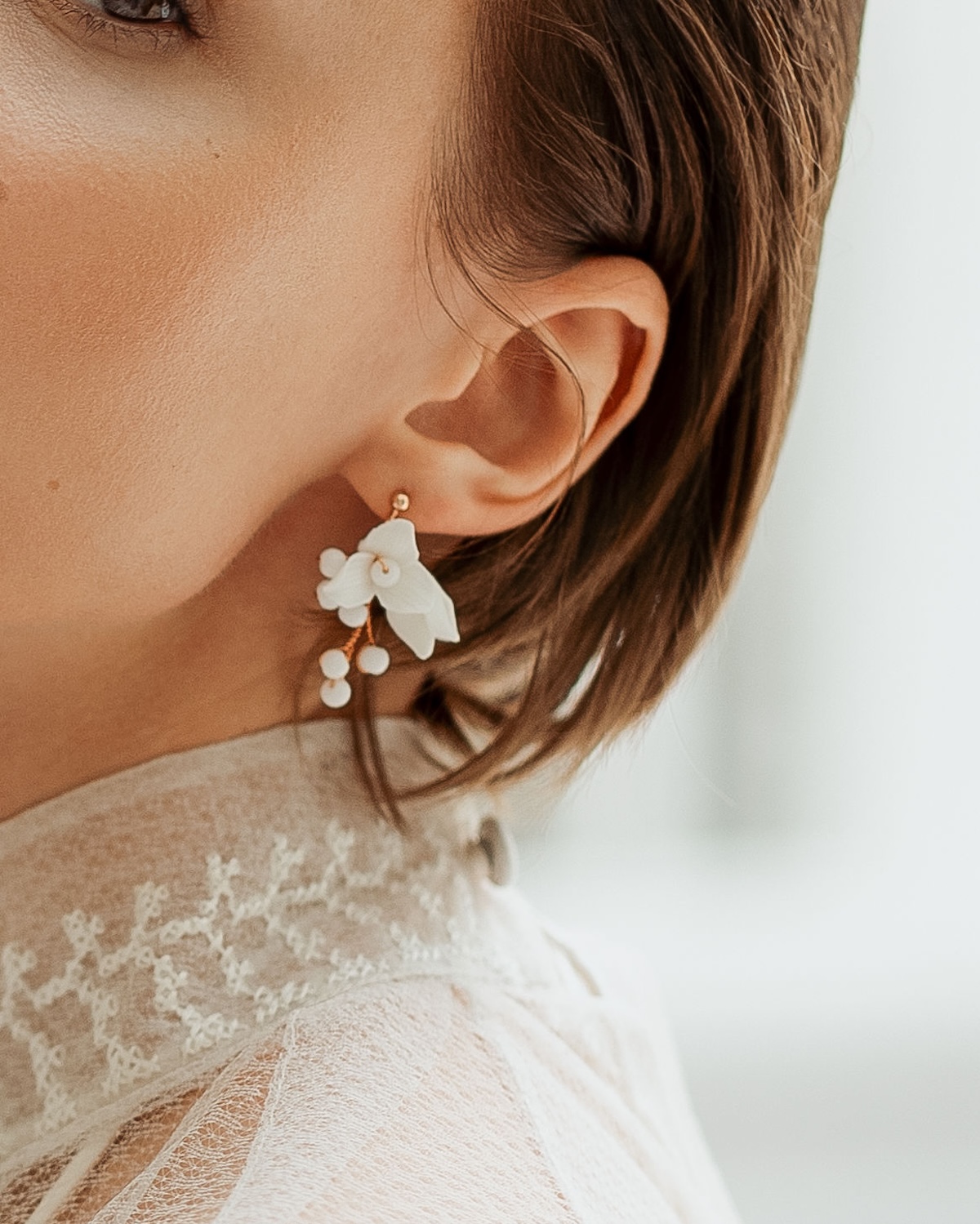 Blüten Ohrstecker zum Brautkleid kombiniert